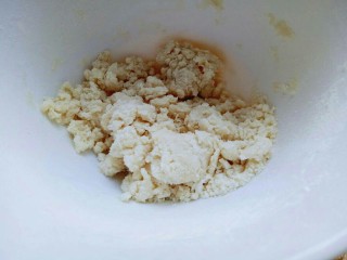 4、蛋黄酥,同样用筷子搅成絮状，再揉成面团。