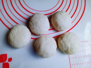 7、蛋黄酥,油皮包油酥全部完成，收口朝下捏紧。