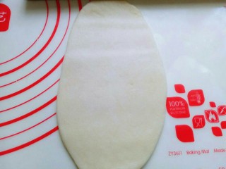 8、蛋黄酥,取一面团，用掌心轻轻按压，再用擀面杖来回擀长舌状。