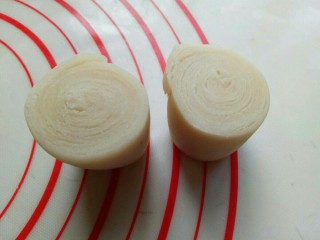 13、蛋黄酥,取一天面团，从中间切开，如图，很有层次感吧！