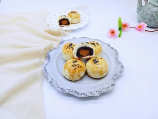 18、蛋黄酥,烤好后戴上隔热手套取出烤盘，装入盘中，冷后即可食用。