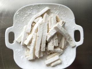 2、鱼香豆腐条,豆腐均匀铺上淀粉。