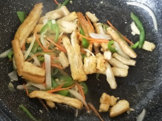 7、鱼香豆腐条,蔬菜炒软炒熟后倒入煎好的豆腐条，小心翻炒。