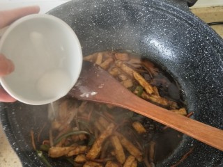 9、鱼香豆腐条,倒入水淀粉勾芡。