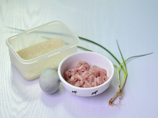 1、皮蛋瘦肉粥,材料准备好
