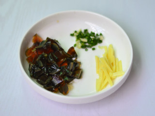 5、皮蛋瘦肉粥,皮蛋切小块，姜切丝，葱切沫