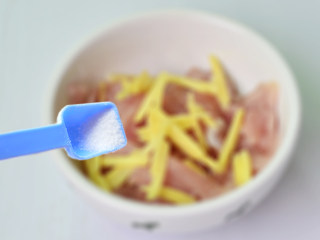 7、皮蛋瘦肉粥,调入少许盐和料酒，腌制一会