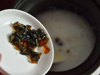10、皮蛋瘦肉粥,煮至肉丝变色，再加入皮蛋