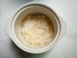 4、紫薯银耳粥,切好的银耳放入炖盅里