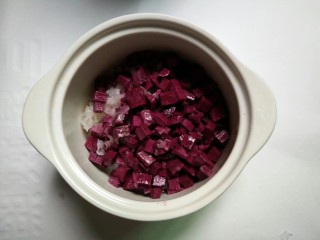 5、紫薯银耳粥,紫薯丁也放入