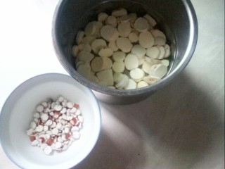 1、淮山百合薏米粥,淮山药和芡实用水泡一晚。