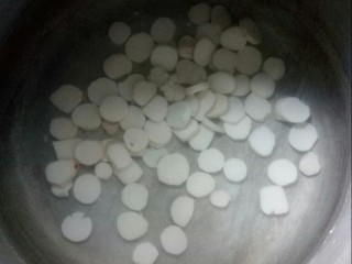 2、淮山百合薏米粥,锅中加水 ，放入淮山药。