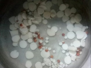 3、淮山百合薏米粥,放入芡实。