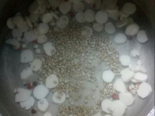 4、淮山百合薏米粥,放入洗净的熟苡仁，大火煮。