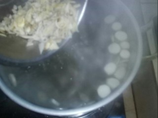 5、淮山百合薏米粥,水开后，放入洗净的百合，大火煮。