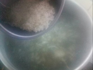 6、淮山百合薏米粥,半小时后，放入淘洗好的珍珠米。