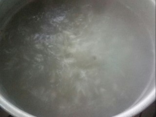 7、淮山百合薏米粥,大火转小火煮粥。