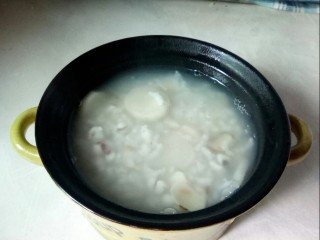 9、淮山百合薏米粥,盛入陶瓷盅内。