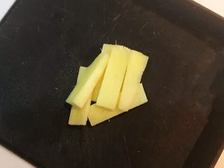 4、元气早餐  砂锅海参小米粥,把一半鲜姜切成小片