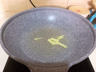 6、元气早餐  砂锅海参小米粥,锅里加入冷水，放入姜片，水开后煮10分钟