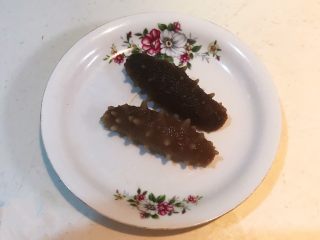 8、元气早餐  砂锅海参小米粥,把煮好的海参捞出来备用