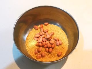 9、元气早餐  砂锅海参小米粥,把花生倒入小米里