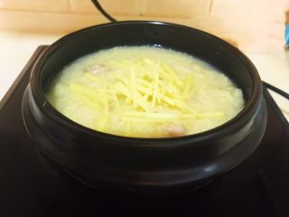 14、元气早餐  砂锅海参小米粥,加入姜丝，煮10分钟