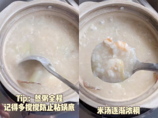 6、潮汕海鲜粥,期间不断搅拌，防止粘锅，加盐，胡椒粉，鱼露调味。