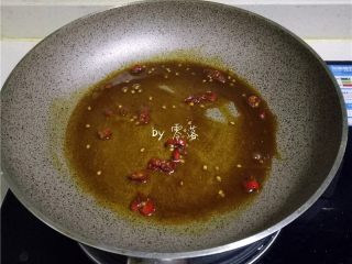 8、咖喱土豆盖饭,放入咖哩粉小火炒香；