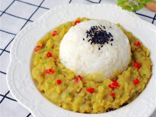 14、咖喱土豆盖饭,将饭碗倒扣进碟子里，再盛入咖喱土豆泥即可。