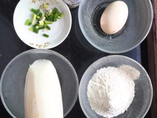 1、萝卜丝煎饼,准备好食材，碎葱，萝卜刮丝