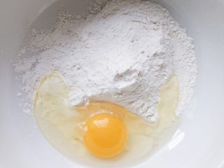 2、萝卜丝煎饼,面粉加鸡蛋（个人口味加糖或者盐）