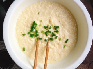 6、萝卜丝煎饼,加葱 烧锅准备开火煎