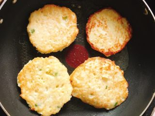 9、萝卜丝煎饼,金黄色差不多就熟了，在用铲子压一压如果下锅比较厚的话。