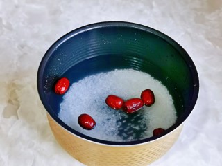 6、红枣南瓜粥,加入泡好的红枣。