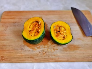 9、红枣南瓜粥,南瓜洗干净对半切开。