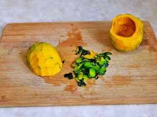 11、红枣南瓜粥,去皮冷水冲洗干净。