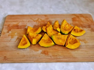 12、红枣南瓜粥,再切小块。