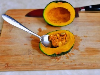 10、红枣南瓜粥,借助小勺将瓜瓤挖出来。