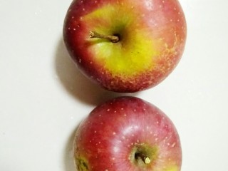 2、苹果派,苹果两个把它清洗干净，把皮削掉，去核