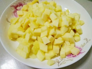 3、苹果派,再把它切成丁