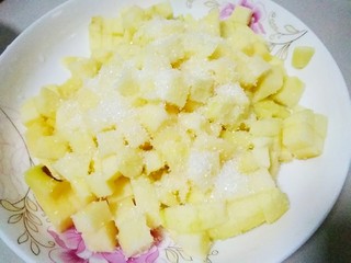 4、苹果派,再撒点白糖搅拌均匀，腌制出水分，大概半个小时左右