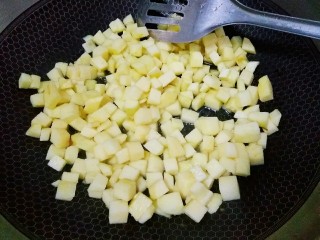 6、苹果派,再把苹果丁倒下去翻炒