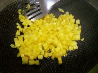 7、苹果派,把它炒到变色变软