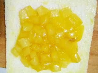 10、苹果派,取一块土司片，再铺上苹果馅，注意不要放太多了，太满了，到后面就不好操作了