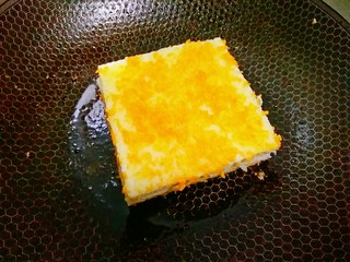 14、苹果派,另起锅，下少许油，把做好的土司片放下去小火慢煎，煎的过程中要用铲子把吐司片四周都压一下，把口给压紧了以免馅料掉出来。