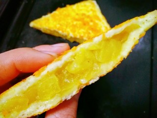 16、苹果派,出锅后把吐司片对角切开就可以了，简单的苹果派就做好了