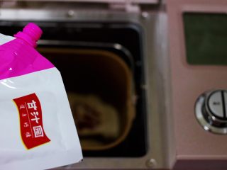 1、花样小螃蟹馒头,面包桶加入称重的中筋面粉和清水、再加入酵母和甘汁园糖霜。