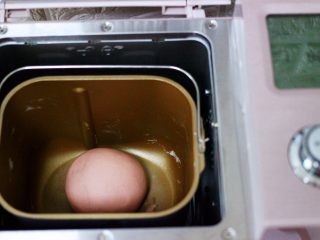 3、花样小螃蟹馒头,和好的面团用手揉圆后再次放入面包桶里进行醒发。