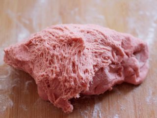 4、花样小螃蟹馒头,醒发好的面团呈蜂窝状，就说明面团醒发好了。